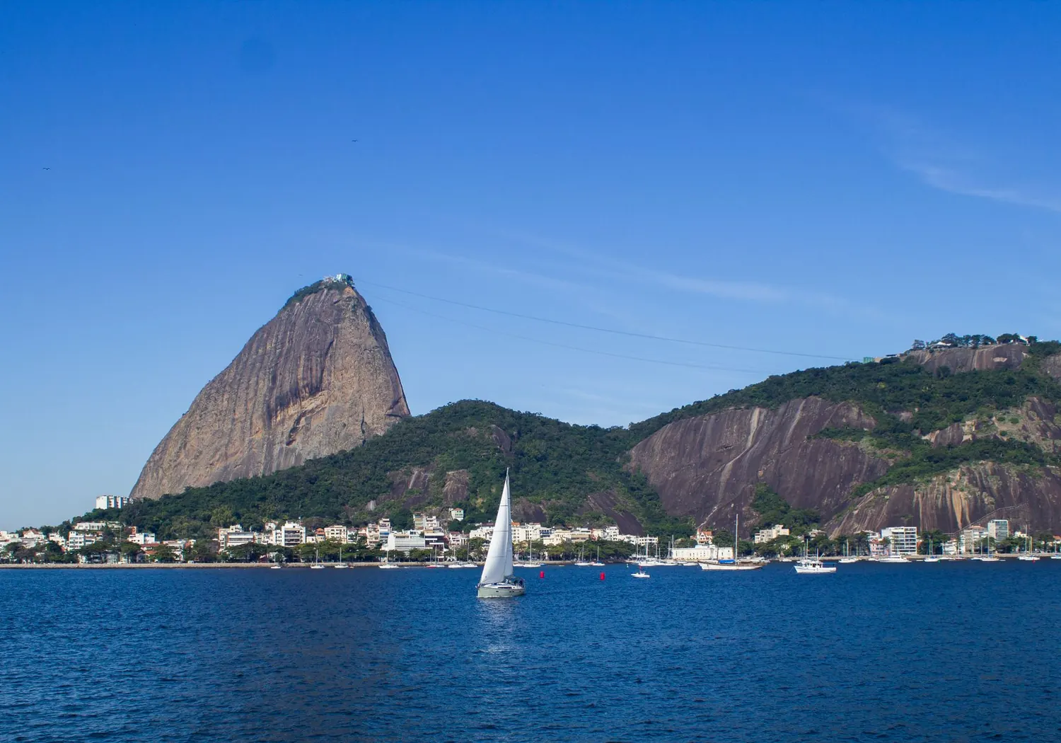 Segelbåt framför Sockertoppen och stadsdelen Urca i Rio de Janeiro.