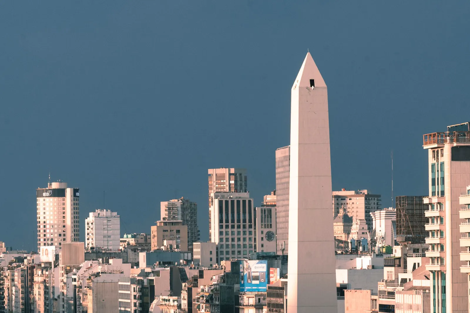 Obelisken och stadens siluett i Buenos Aires.