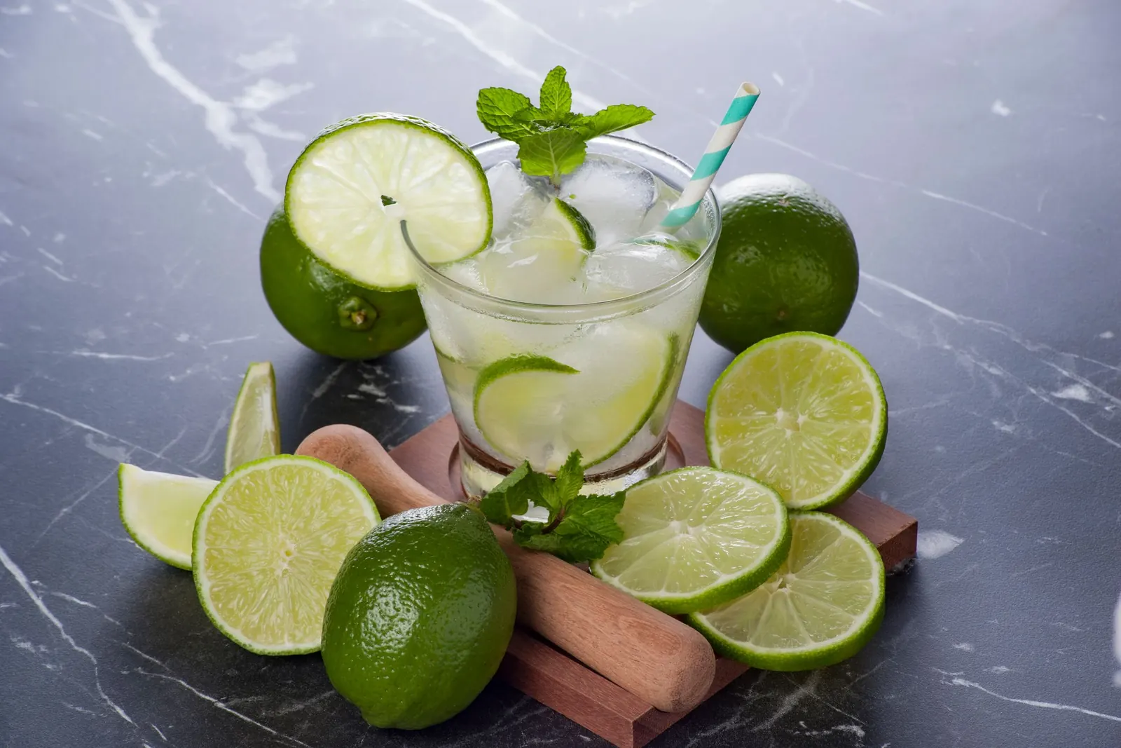 Caipirinha med lime och is.