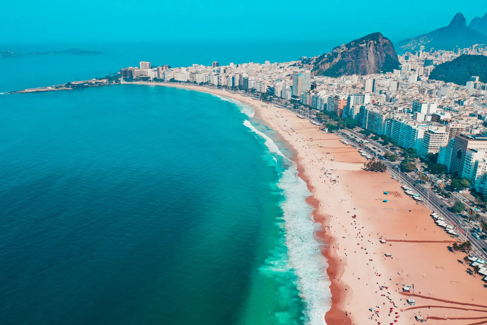Copacabana-stranden från luften med turkost vatten.