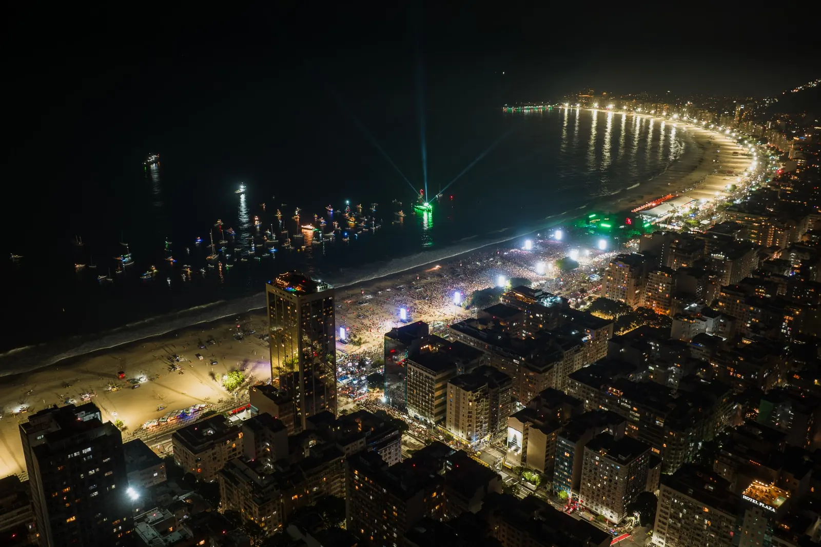 Strandpromenaden längs Copacabana upplyst på kvällen.