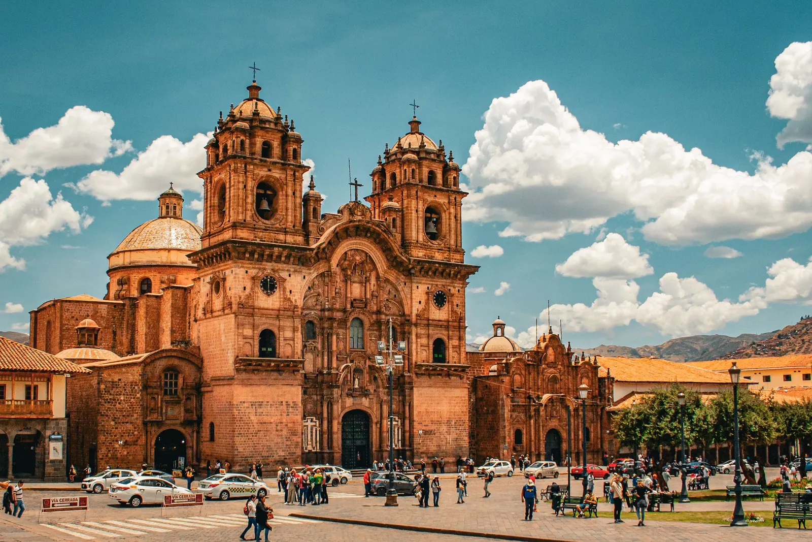 Jesuitkyrkan vid huvudtorget i Cusco.