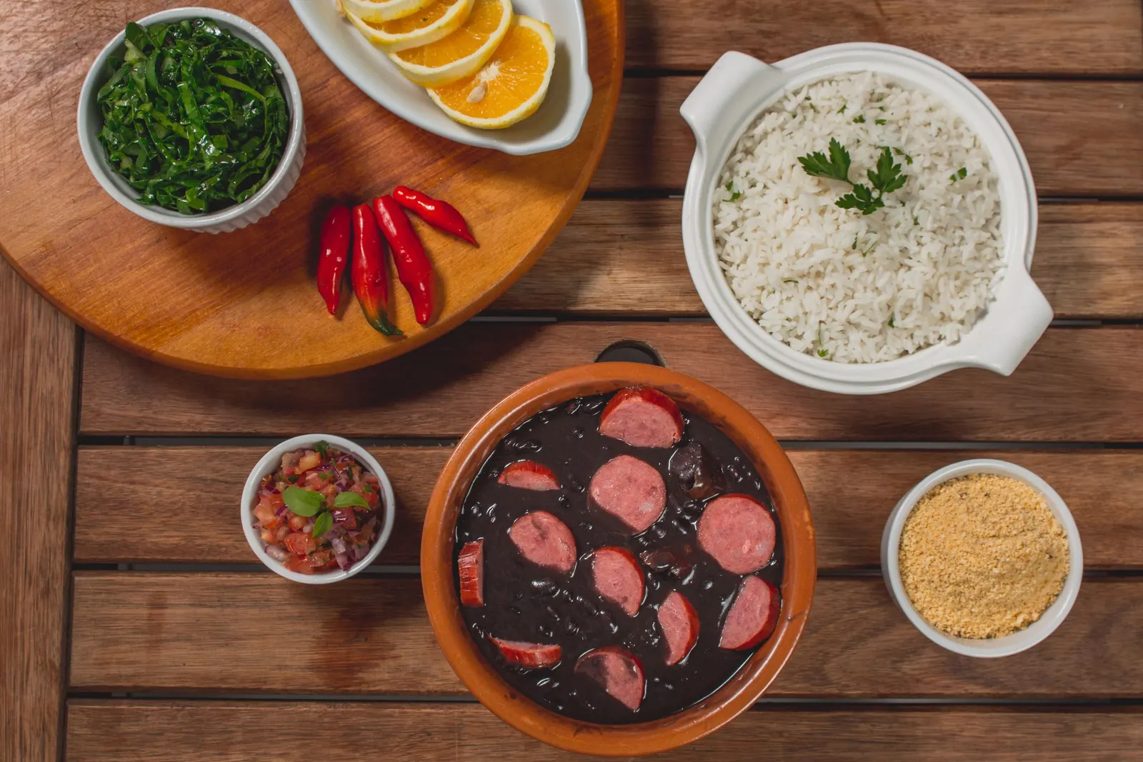 Feijoada med ris, apelsin och tillbehör.