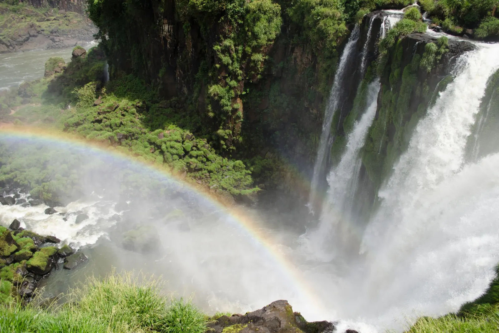 Regnbåge över Iguaçufallen.