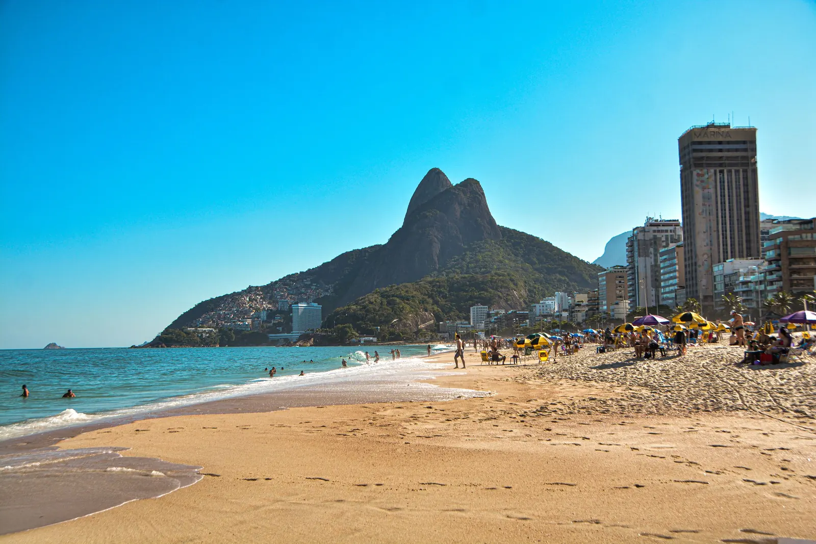 Ipanema-stranden med berget Dois Irmãos i bakgrunden.
