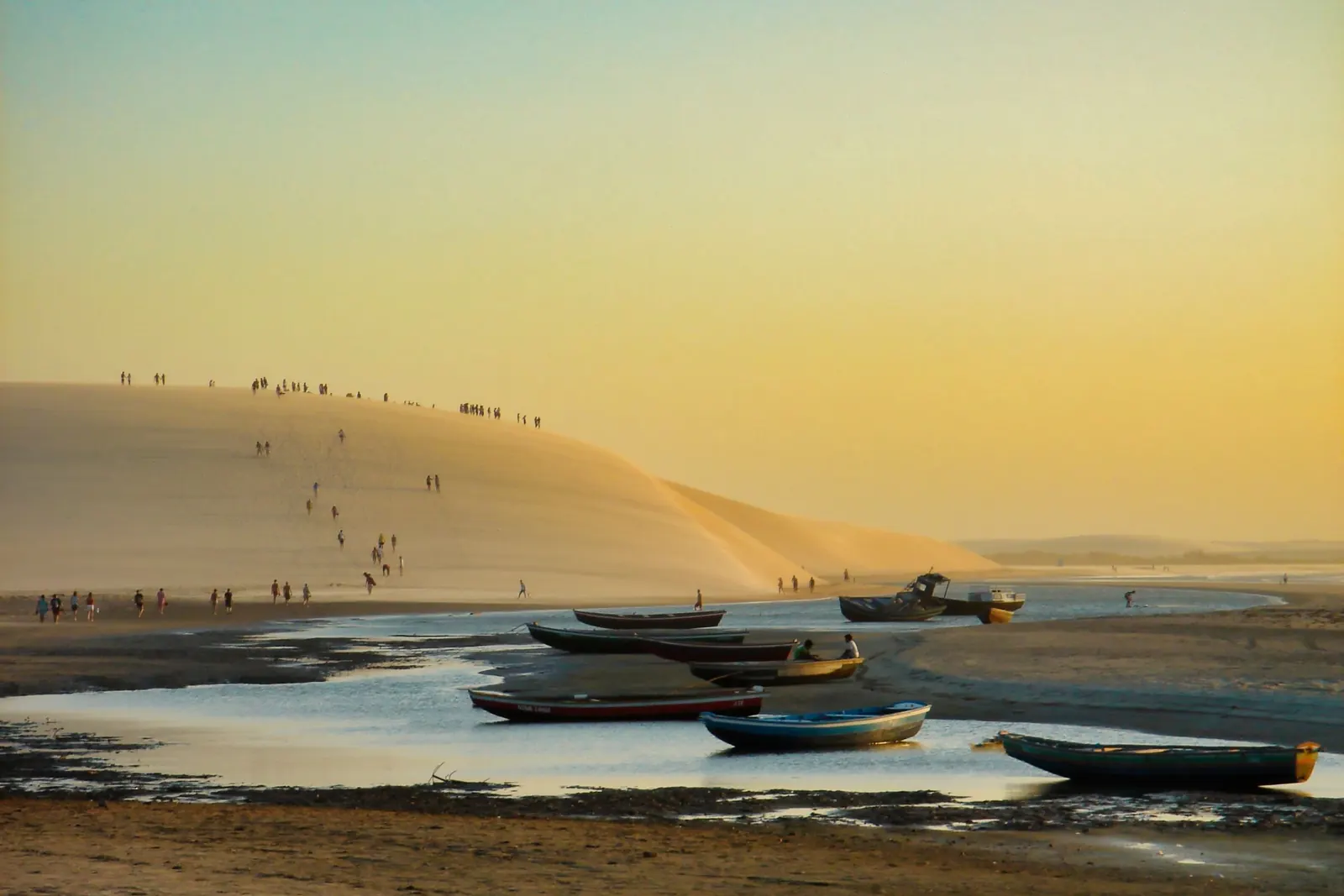 Den stora sanddynen vid Jericoacoara i kvällsljus.