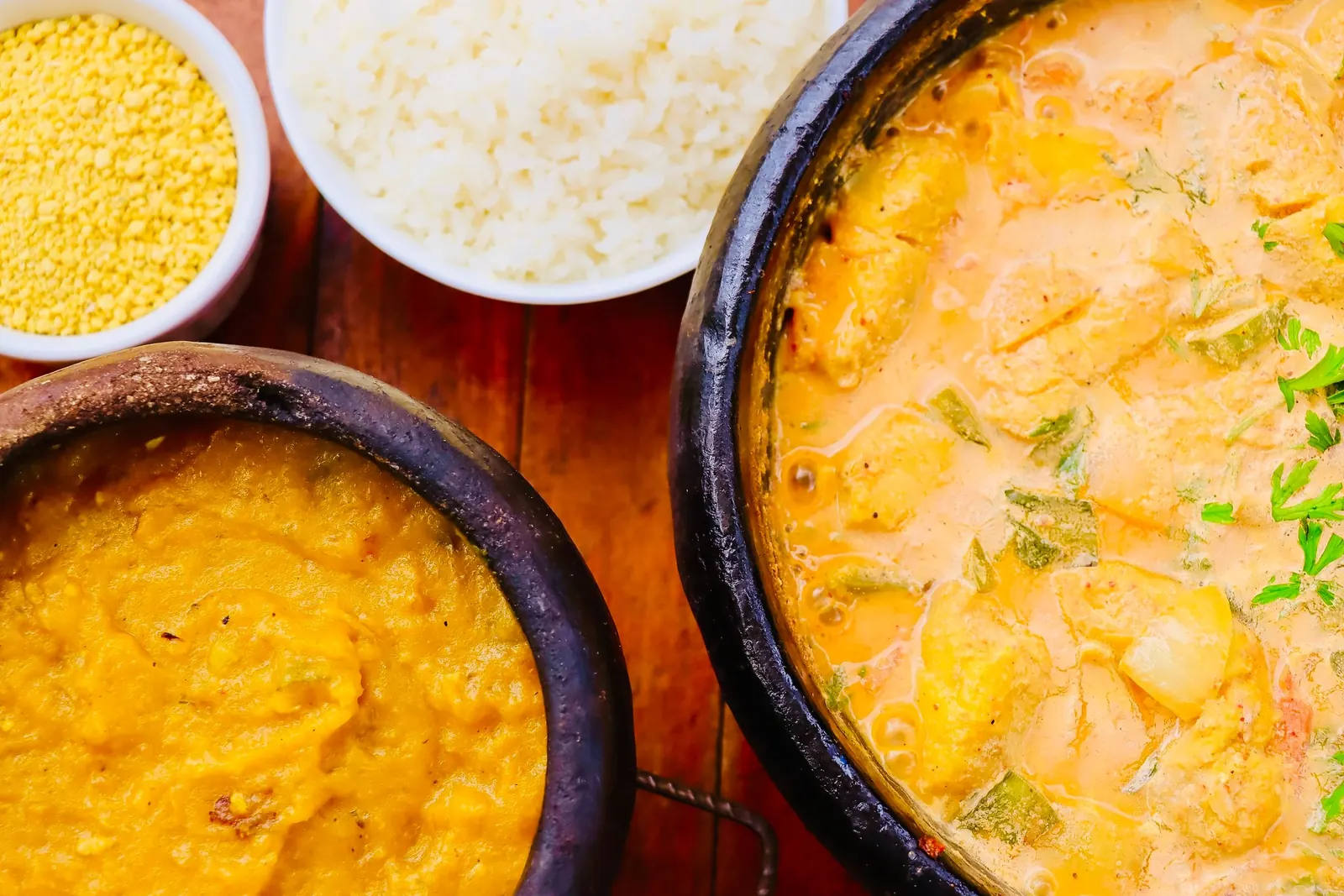 Brasiliansk moqueca serverad på ett träbord.