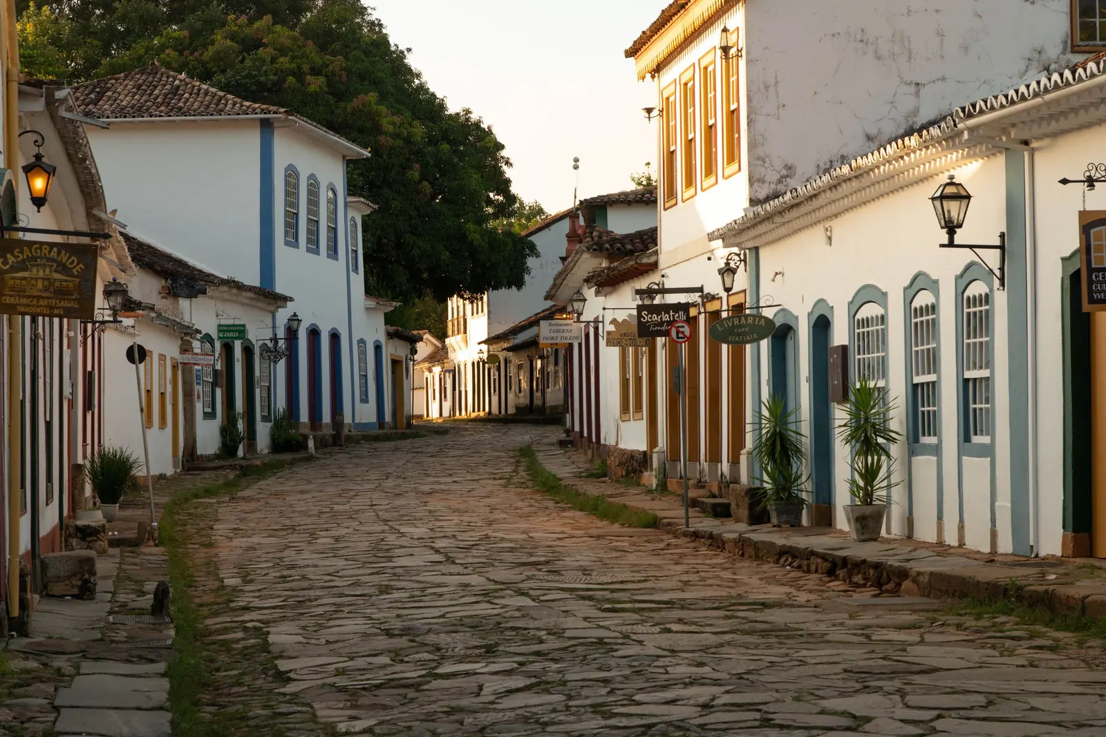 Kullerstensgata med vita kolonialhus i Paraty.