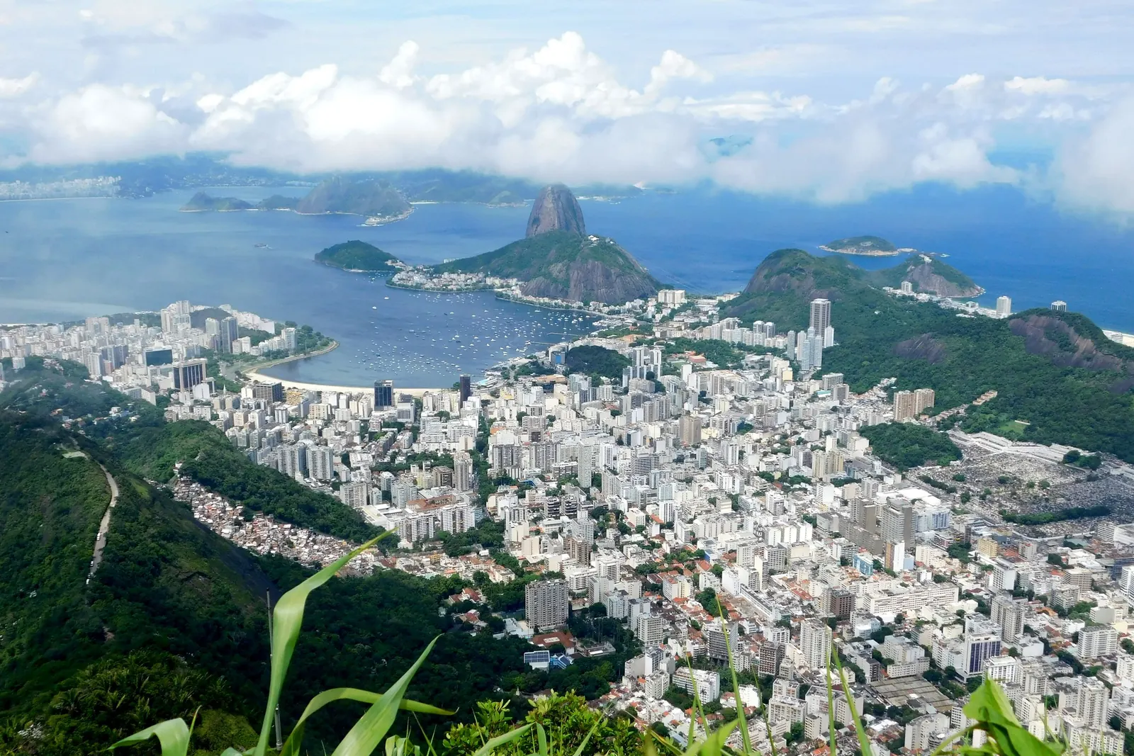 Rio de Janeiro från ovan med Sockertoppen och Guanabarabukten.