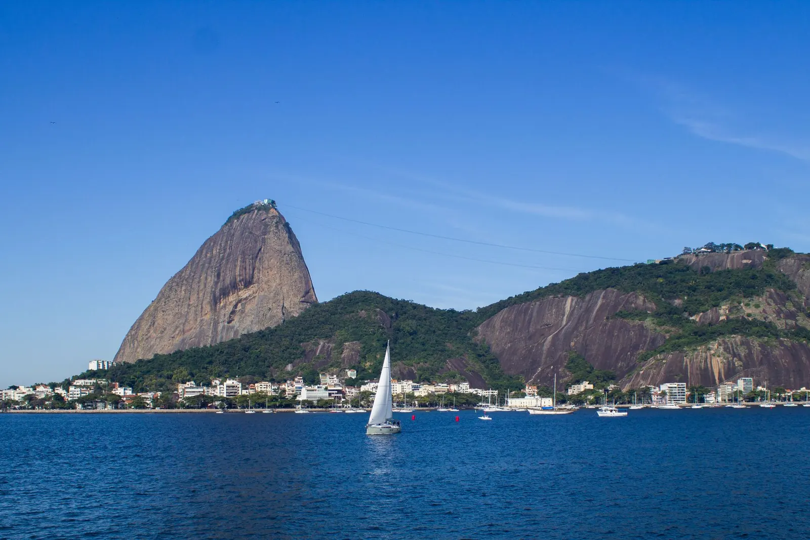 Segelbåt framför Sockertoppen i Rio de Janeiro.