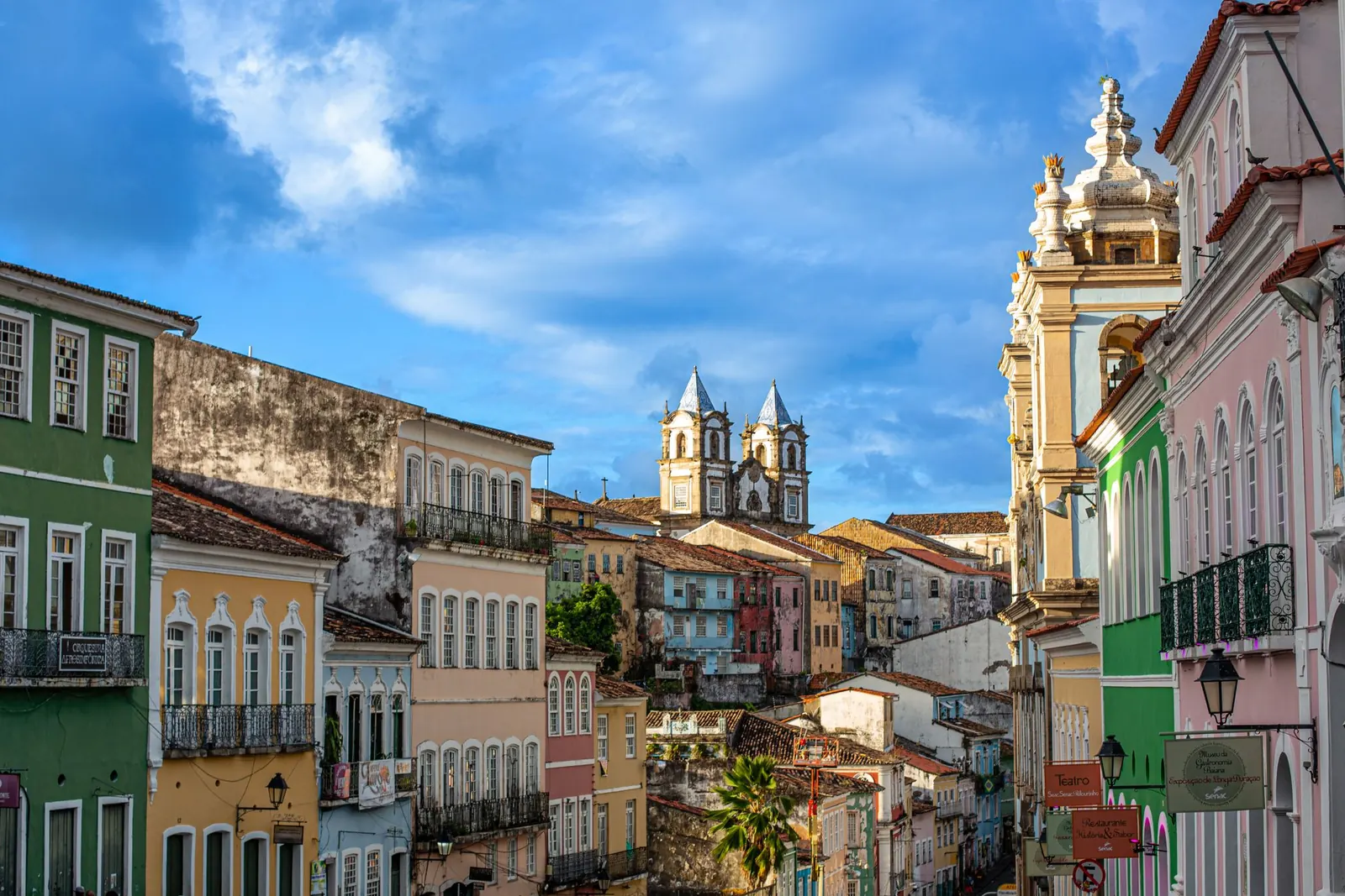 Färgglada kolonialhus och kyrktorn i Pelourinho, Salvador.