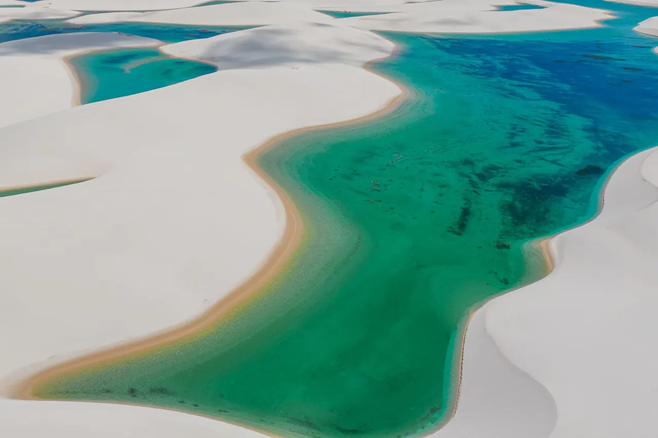 Turkosa regnvattenlaguner mellan vita dyner i Lençóis Maranhenses.