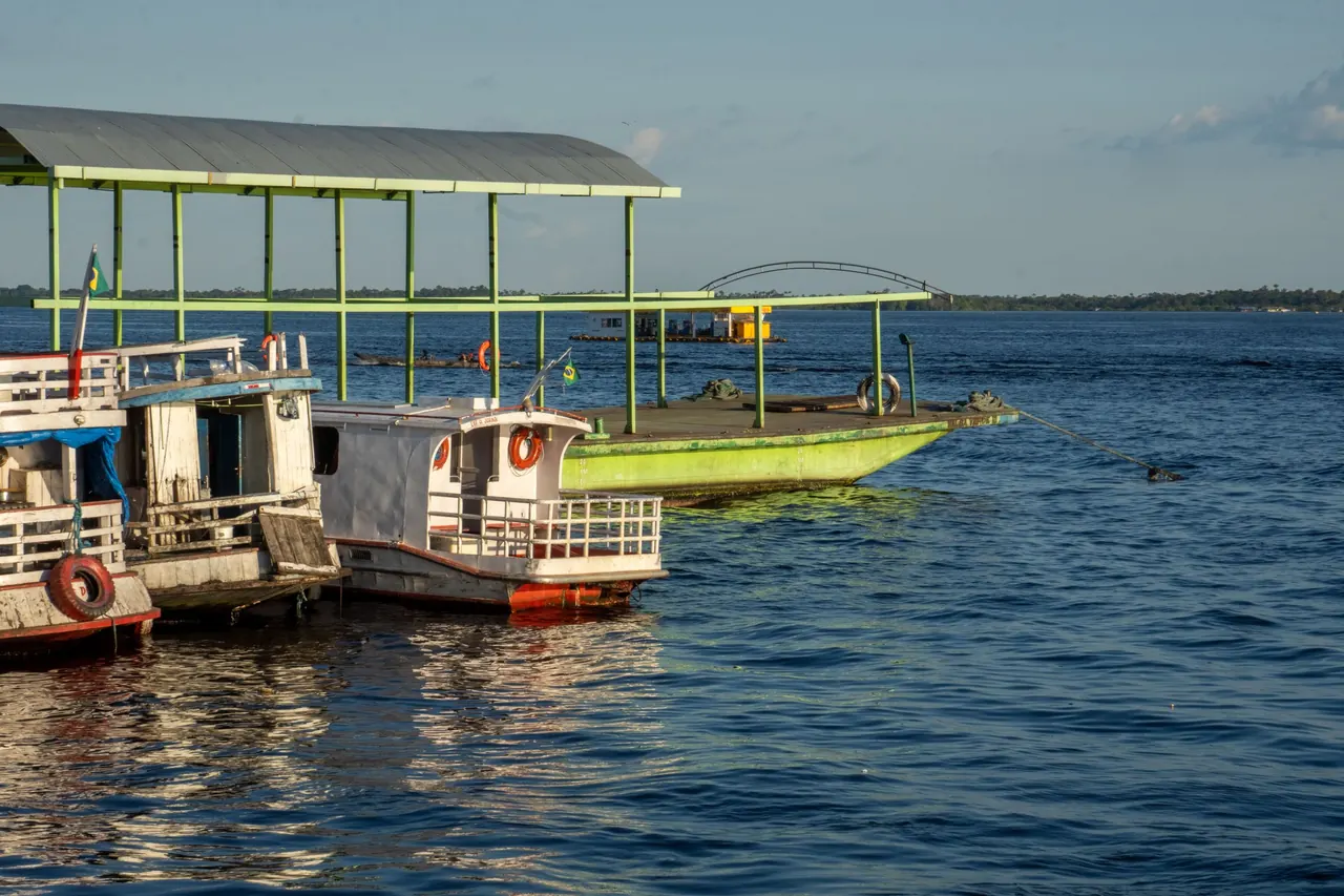 Flodbåtar vid kajen i Manaus.