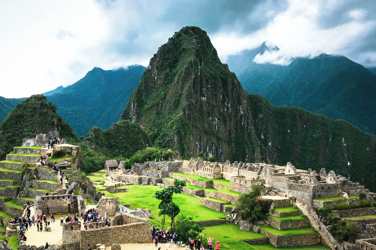 Inkastaden Machu Picchu mellan gröna berg.